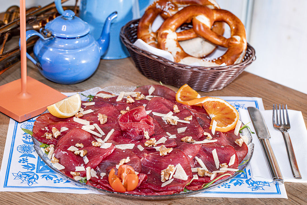 Carpaccio di manzo su insalata mista, scaglie di grana e noci / Beef carpaccio with mixed salad, parmesan flakes and wallnuts