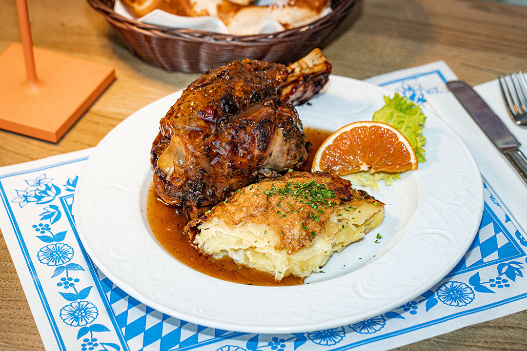 Stinco al forno con sformato di patate / Roast pork (baked shin) with baked potatoes