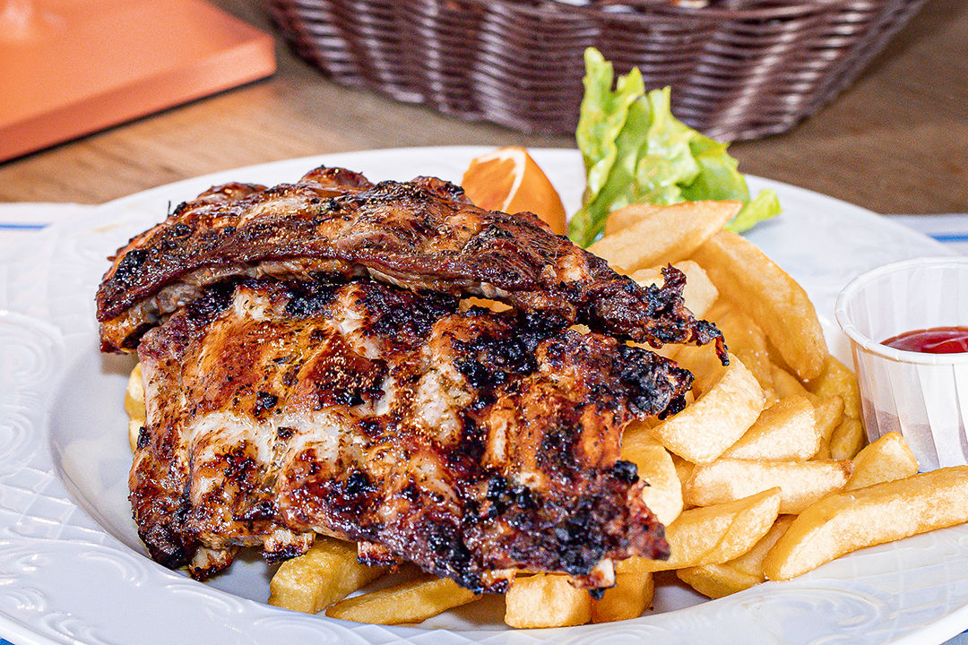 Costolette di maialino** “Spareribs” e patate fritte / Spare ribs and french fries