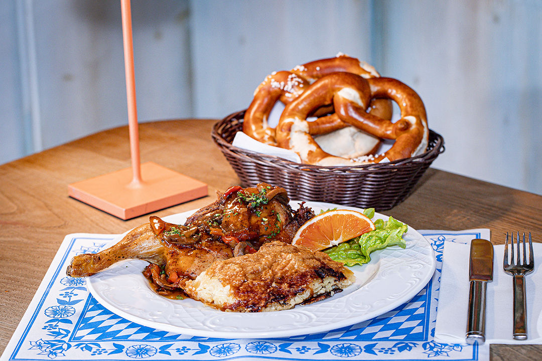 Pollo alla bavarese con sformato di patate / Bavarian chicken with baked potatoes