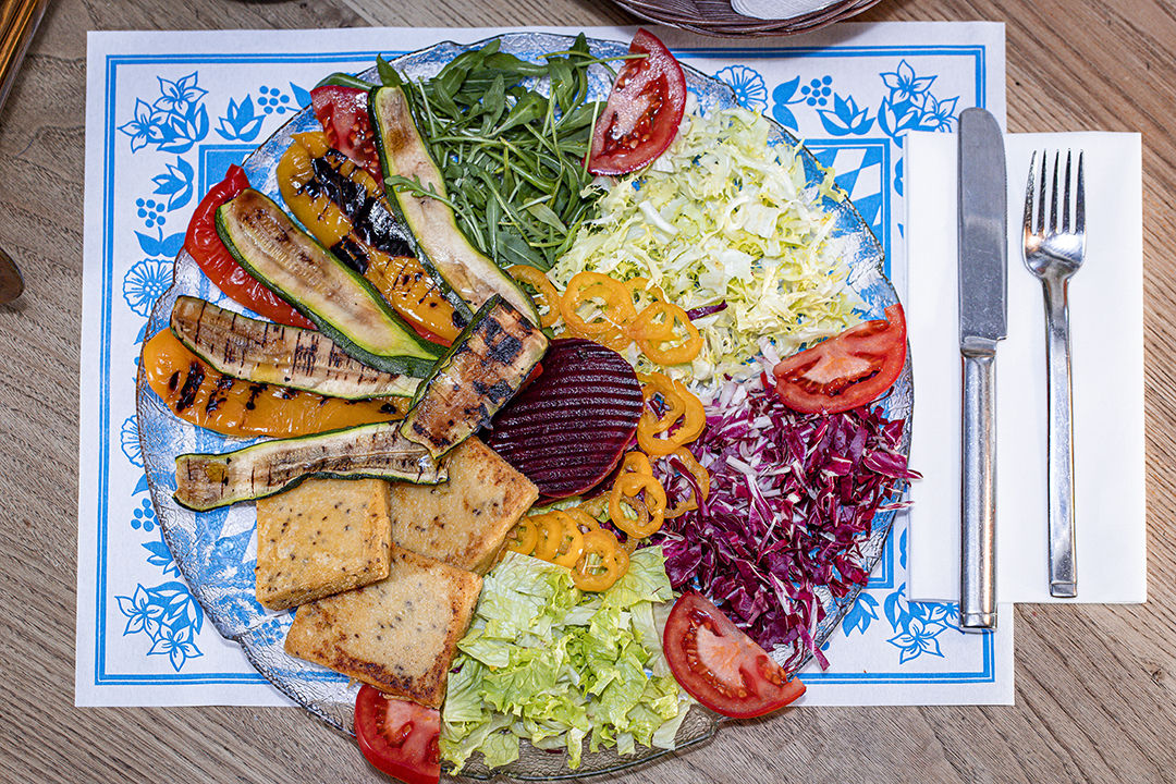 Quadrotti di farina di ceci e semi di chia / Vegan plate made with chickpea flour and chia seeds