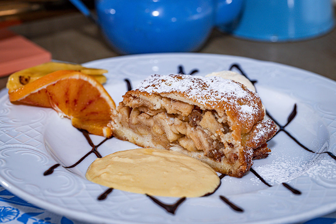 Strudel di mele* con salsa alla vaniglia e gelato / Apple Strudel* with vanilla sauce and ice cream