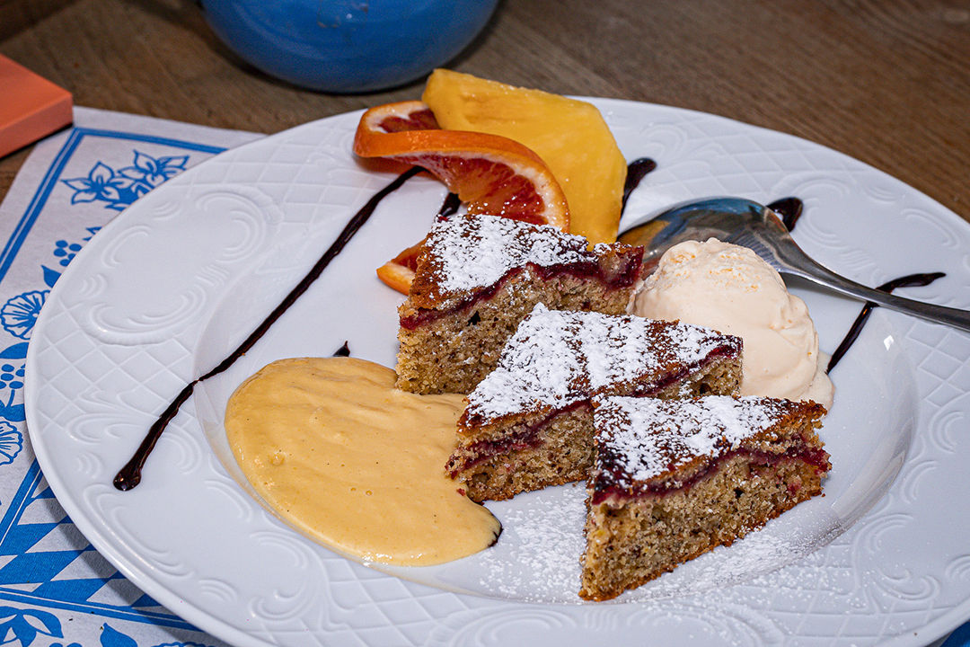 Linzertorte con salsa alla vaniglia e gelato / Linzertorte with vanilla sauce and ice-cream